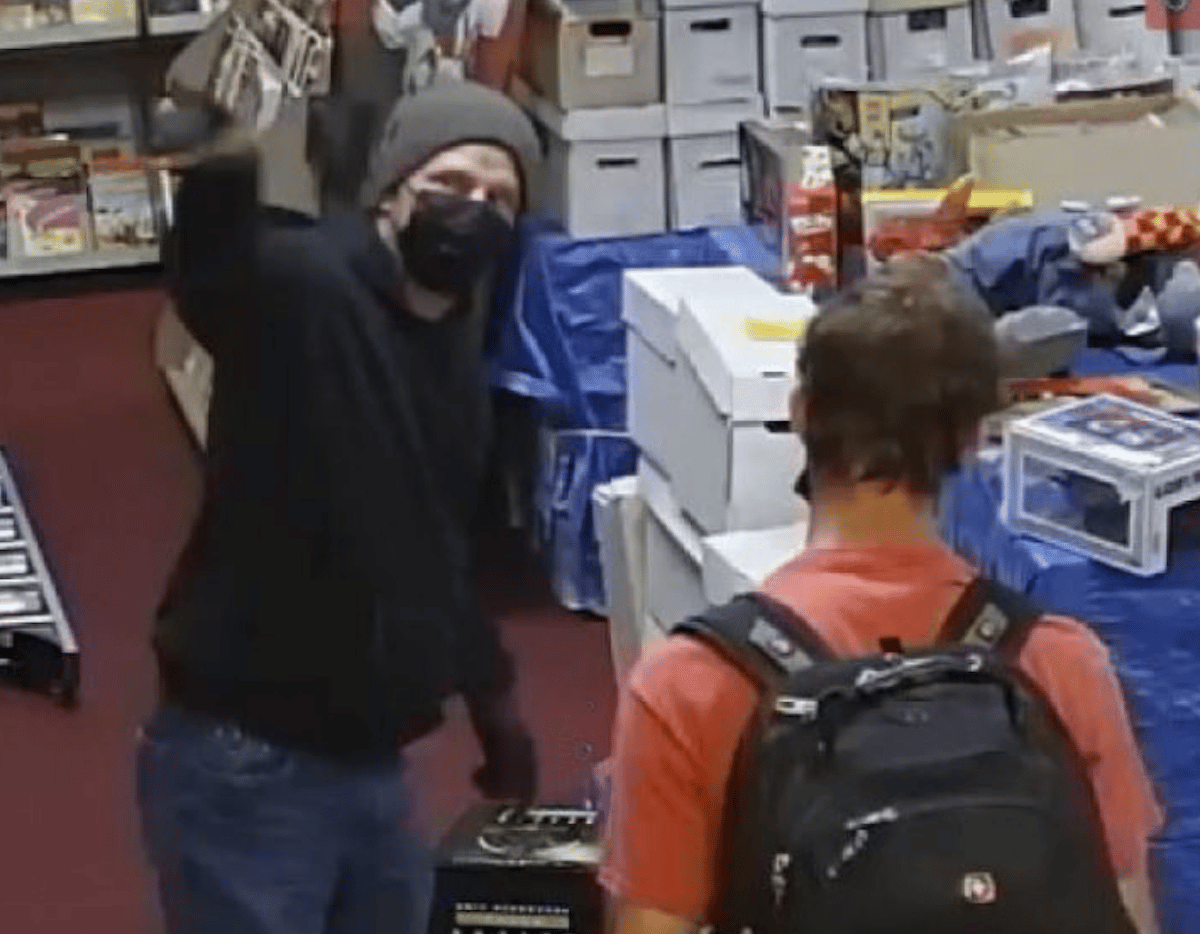 Ladrones asaltan y golpean al dueño de una tienda de cómics, llevándose cartas de Pokémon