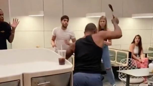 VIDEO: ¡De terror! Sujeto protagoniza ataque con hacha en un establecimiento de comidas rápidas