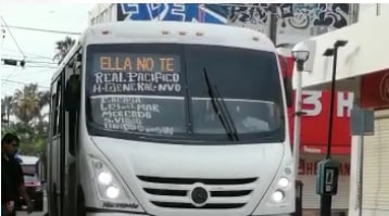 Camionero usa su unidad para mandar mensaje