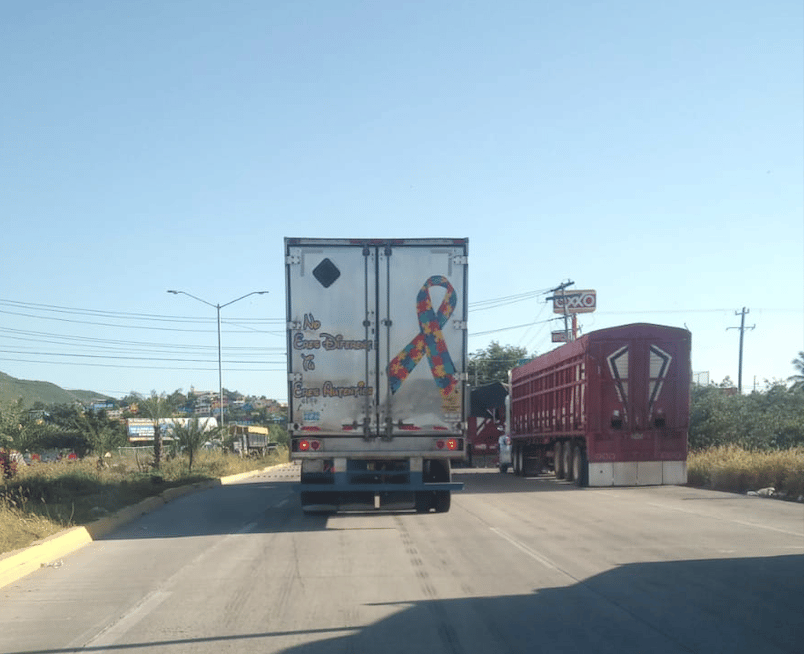 Transportistas bloquean la Mochis-Topo y hasta el bulevar por medidas de Asipona