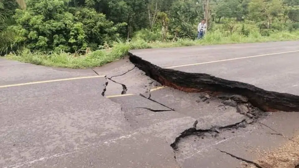 ¡Consecuencia de las lluvias! Colapsa carretera en Veracruz y deja varios municipios incomunicados