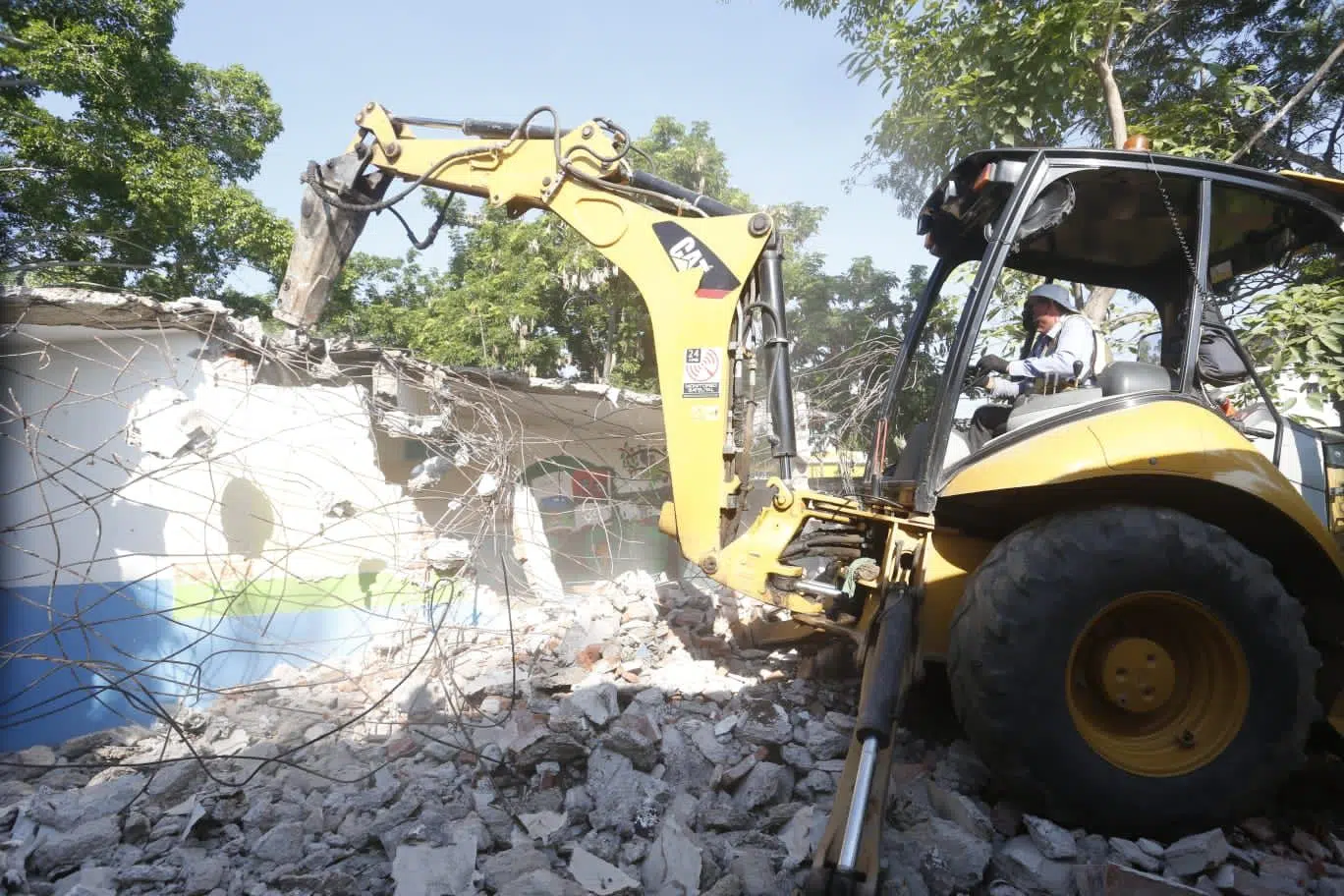 Comienza demolición de aulas de la primaria Leyes de Reforma en Mazatlán