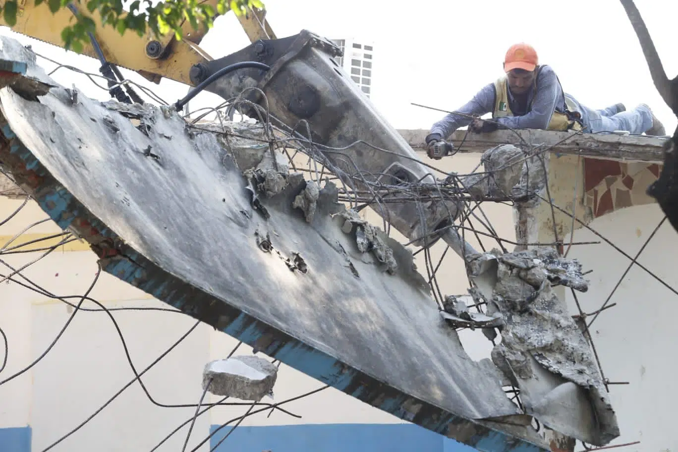 Comienza demolición de aulas de la primaria Leyes de Reforma en Mazatlán