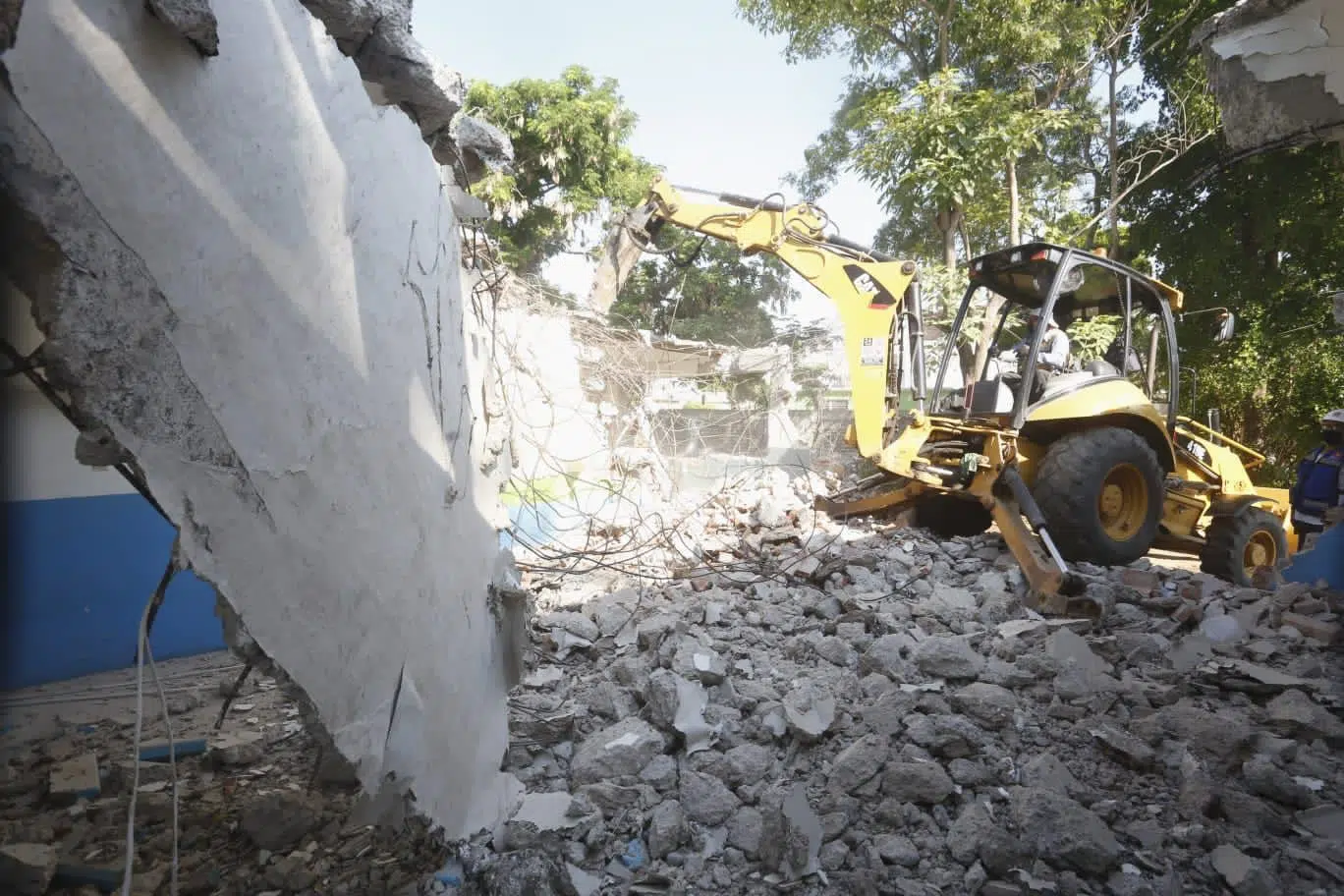 Comienza demolición de aulas de la primaria Leyes de Reforma en Mazatlán