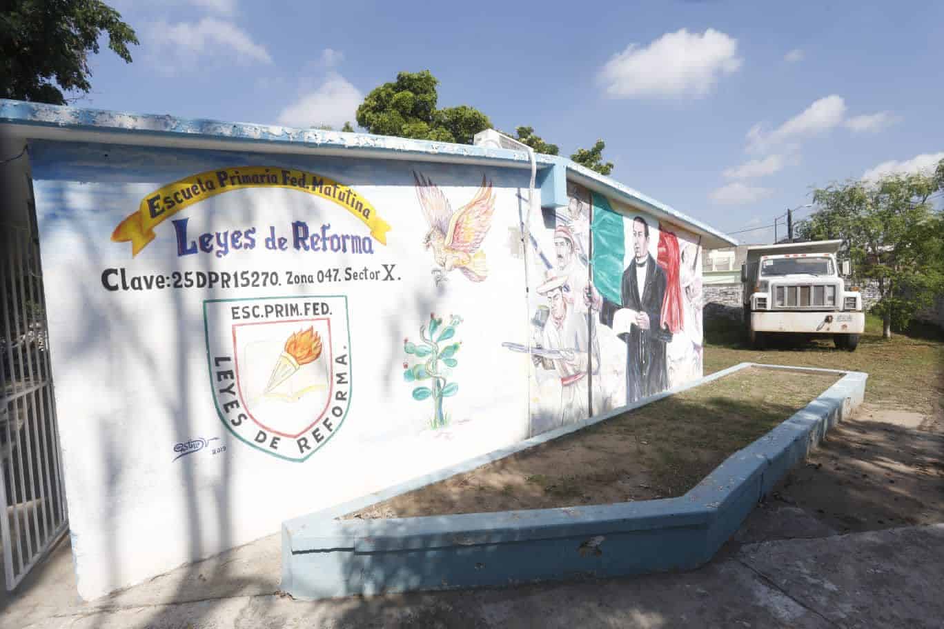 Comienza demolición de aulas de la primaria Leyes de Reforma en Mazatlán