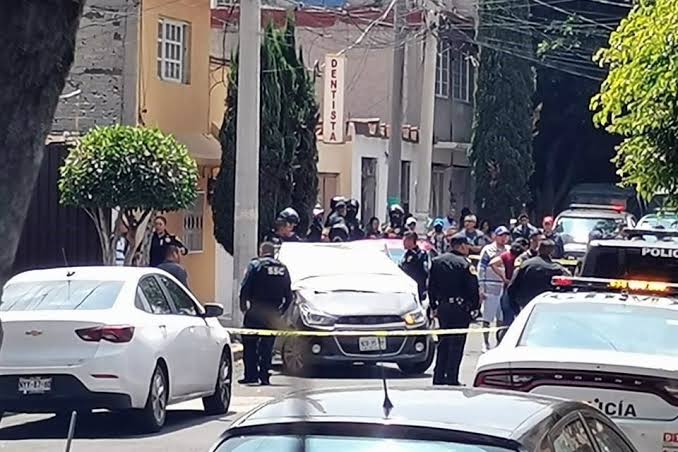 Ejecutan a mujer al interior de su vehículo en la CDMX
