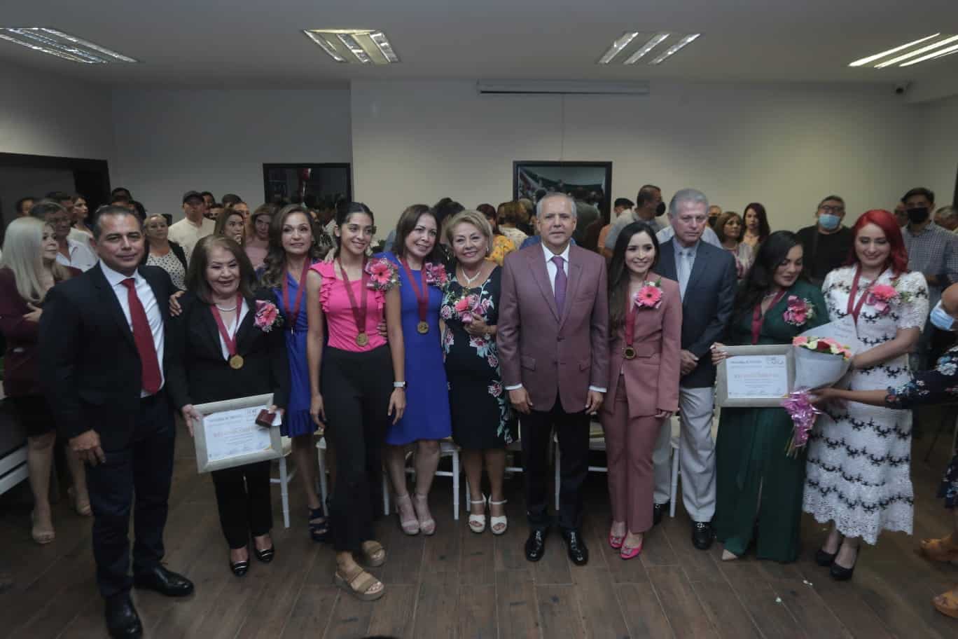 Ellas son las mujeres reconocidas en Ahome con la medalla “Lore de la Vega” (8)