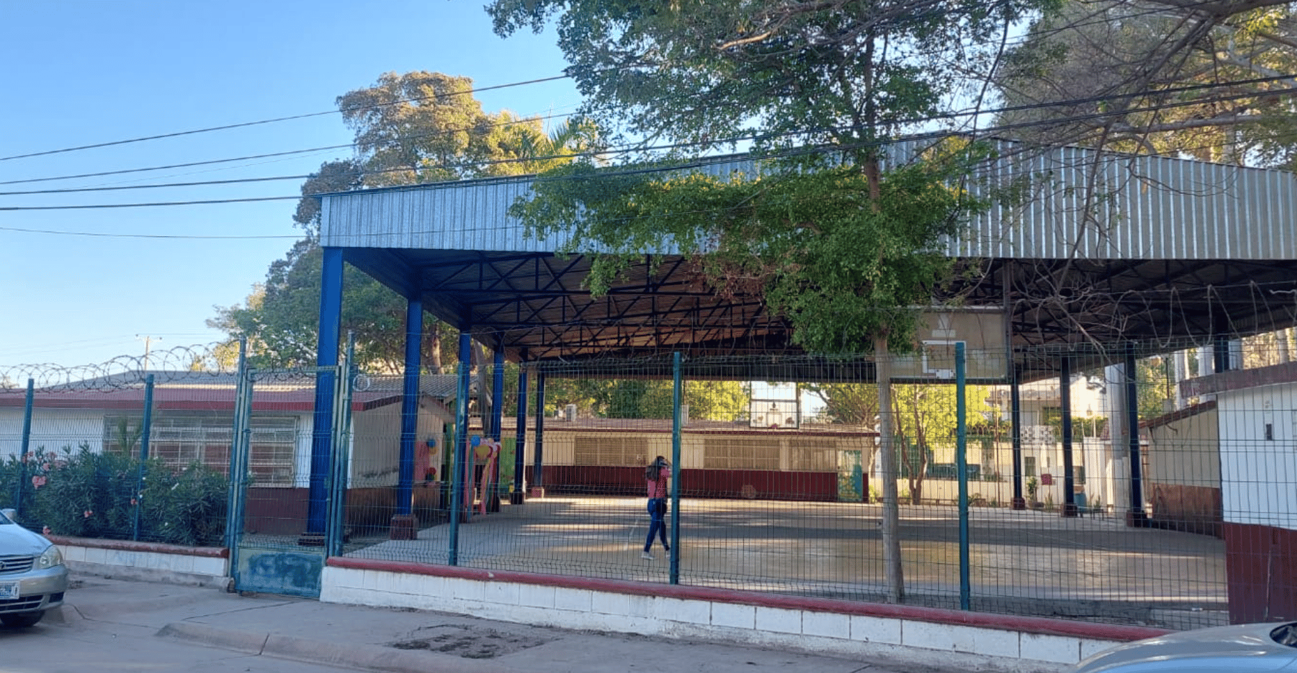 Evalúa personal SEPyC problema de luz en escuela, pero aclara, no es prioridad solucionarlo: Mamá