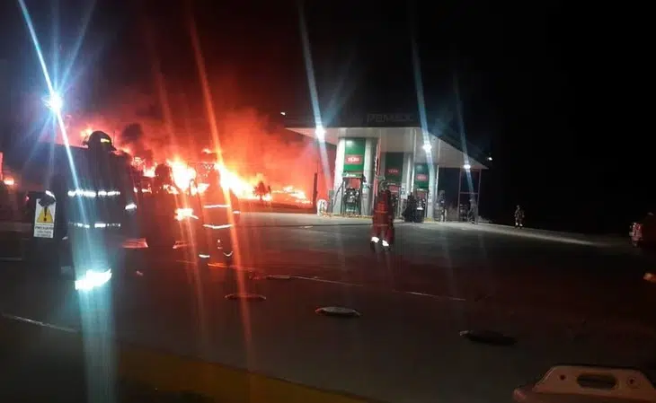 Explosión en Tamaulipas deja un muerto y seis tractocamiones calcinados