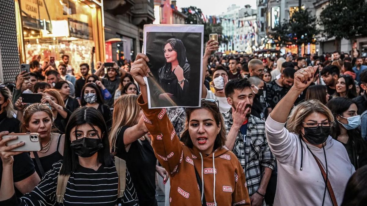 Muerte de joven que hacía uso indebido de hiyab desata protestas masivas y decesos en Irán