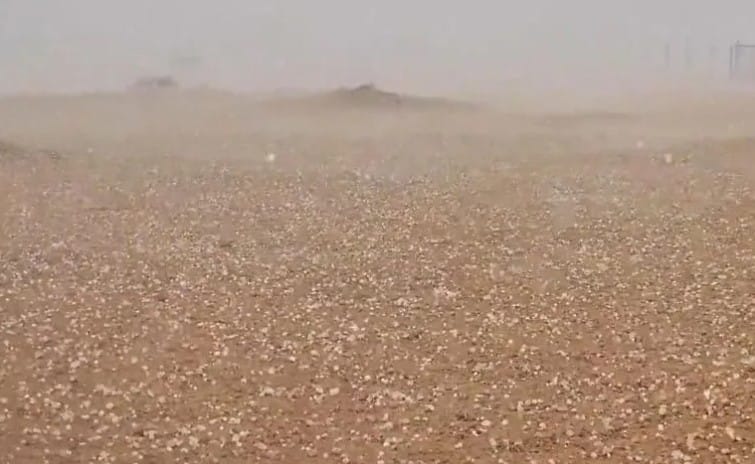VIDEO: ¡Sorprendente! Fuerte tormenta con granizo viste de blanco el desierto de Dubái