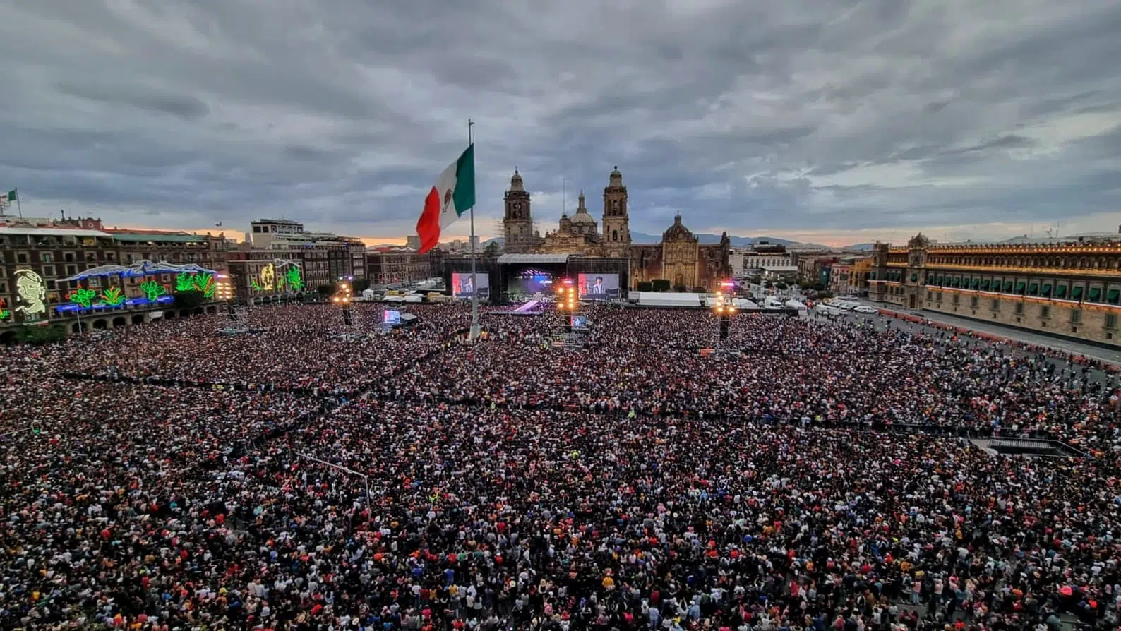 Grupo Firme reúne casi 300 mil personas en el Zócalo