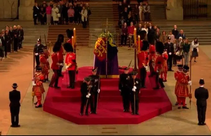 Guardia real se desmaya mientras custodiaba el féretro de la Reina Isabel II: VIDEO