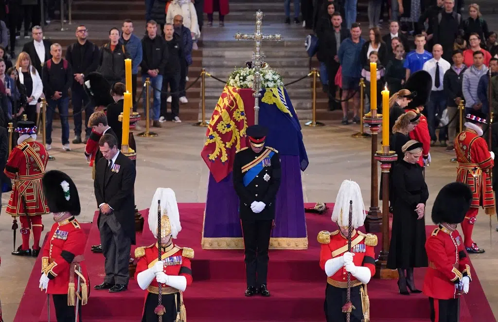 El príncipe Guillermo rinde homenaje a la reina Isabel II