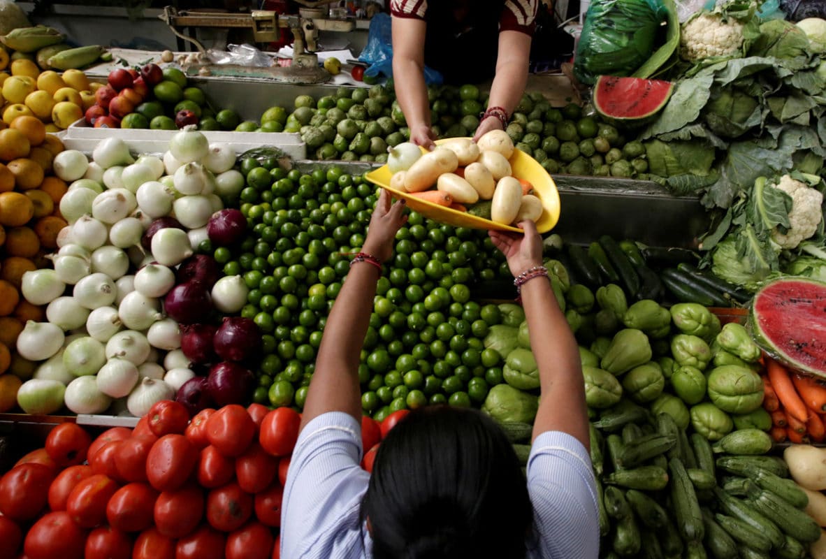 Persona comprando fruta y verdura