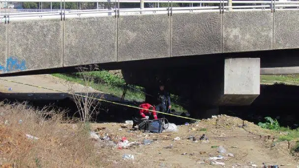 Localizan cuerpo femenino bajo puente vehicular en Michoacán