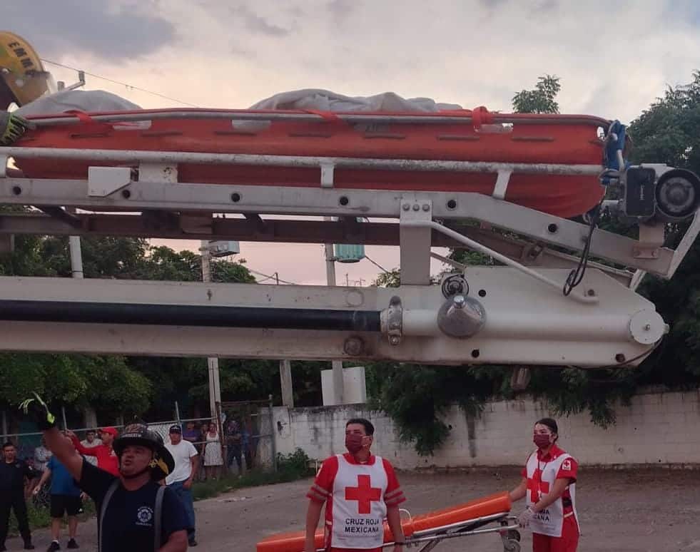 Moisés recibió una fuerte descarga eléctrica en lo alto de un edificio en Guasave