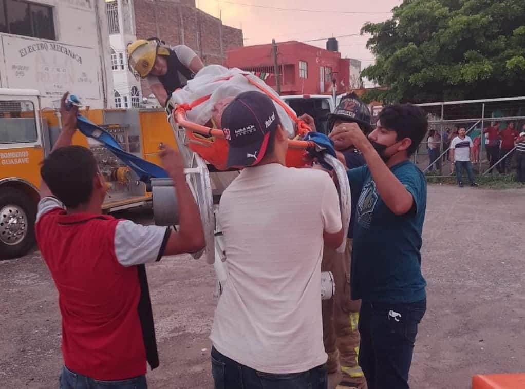 Moisés recibió una fuerte descarga eléctrica en lo alto de un edificio en Guasave