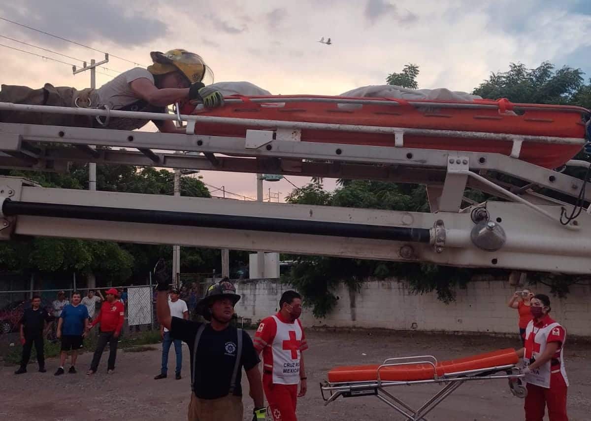 Moisés recibió una fuerte descarga eléctrica en lo alto de un edificio en Guasave