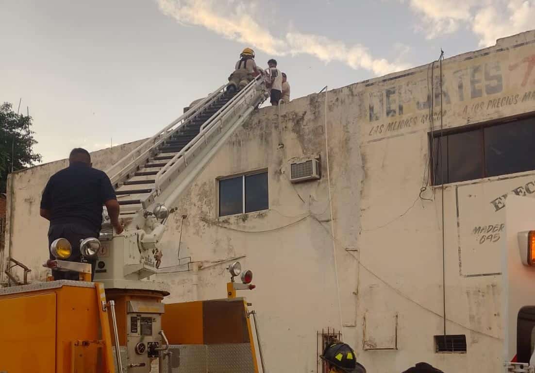 Moisés recibió una fuerte descarga eléctrica en lo alto de un edificio en Guasave