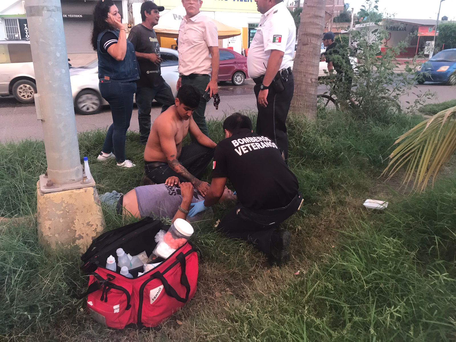 Accidente entre vehículo y motocicleta en Mazatlán