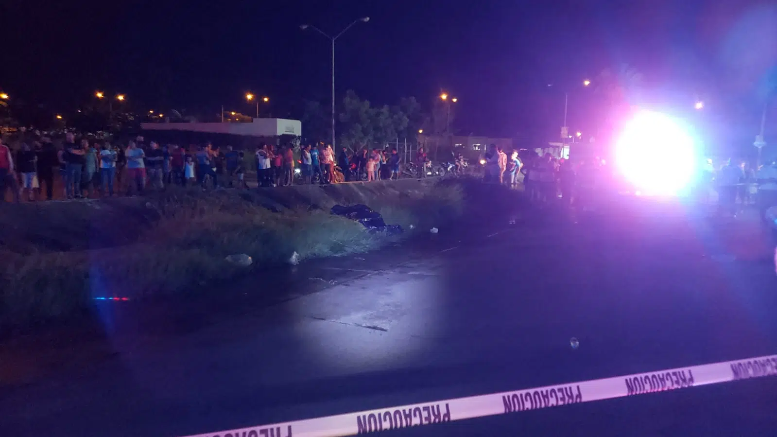 Motociclista pierde la vida al caer a canal pluvial en Mazatlán
