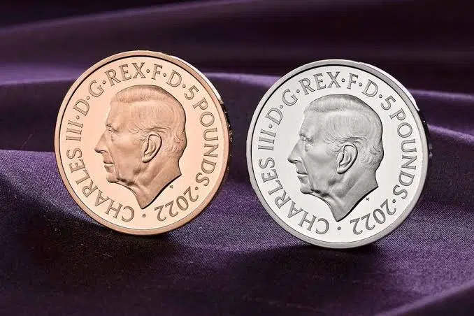 Presentan la primera moneda con la imagen del rey Carlos III