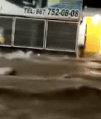 Señora arrastrada por la corriente de inundaciones en Culiacán