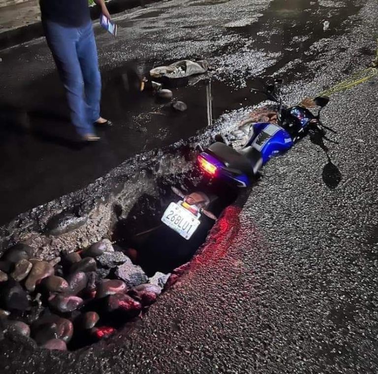 ¡Las lluvias siguen causando estragos! Madre y su hijo cayeron en un gran socavón en Tapachula