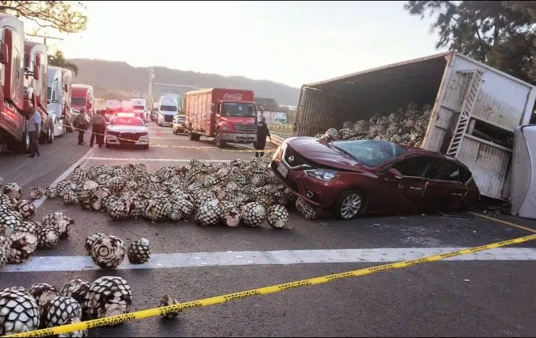 Volcadura de tracto camión deja dos muertos; su auto fue aplastado por la pesada unidad