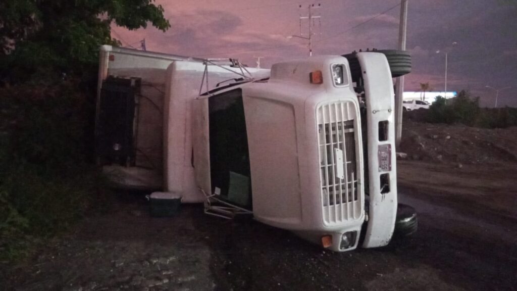 Volcadura de camión de carga en Mazatlán