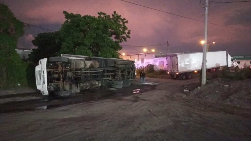 Volcadura de camión de carga en Mazatlán