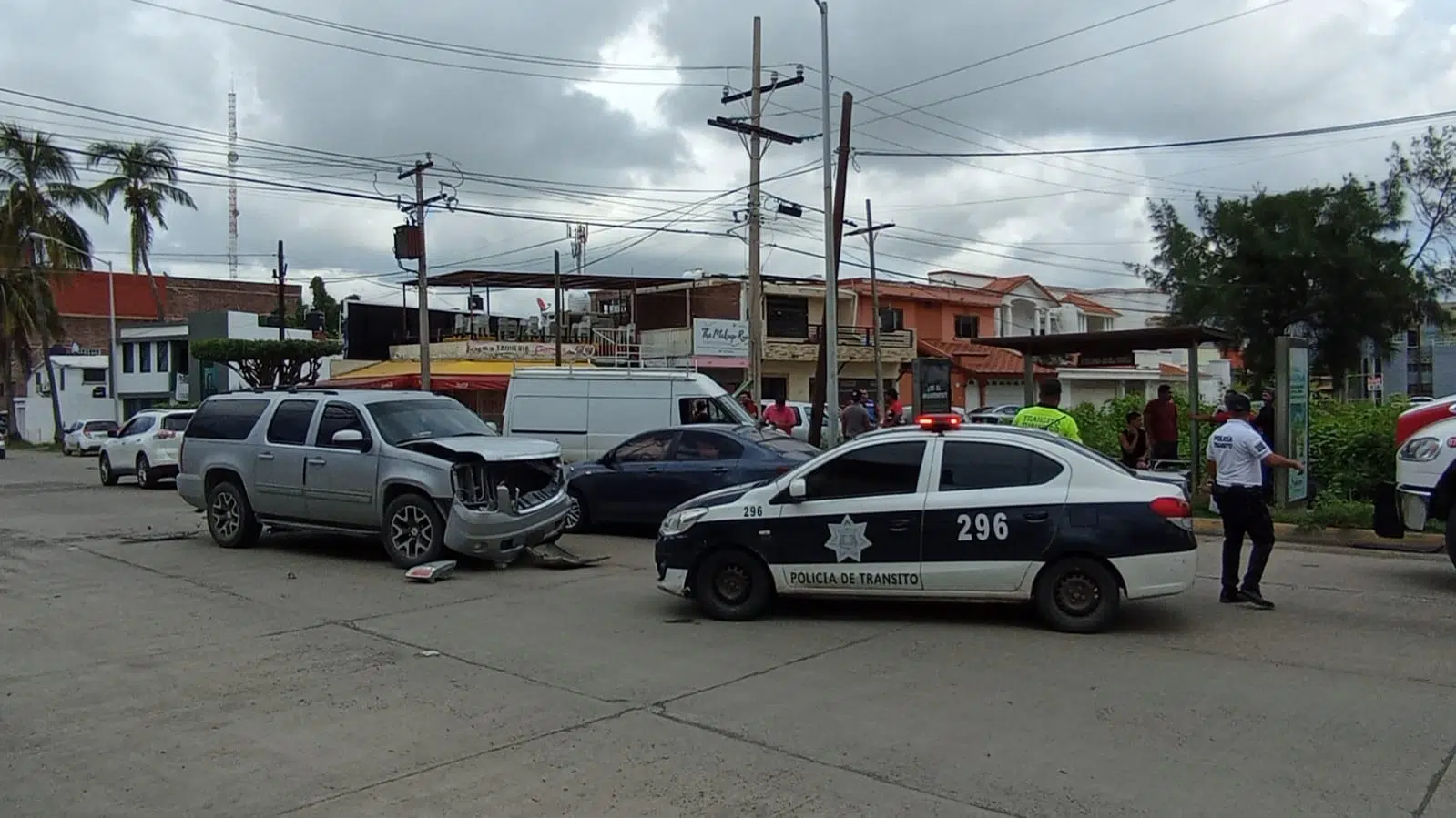 Se “vuela” el alto y choca contra camioneta en la que viajaba un grupo musical en Mazatlán