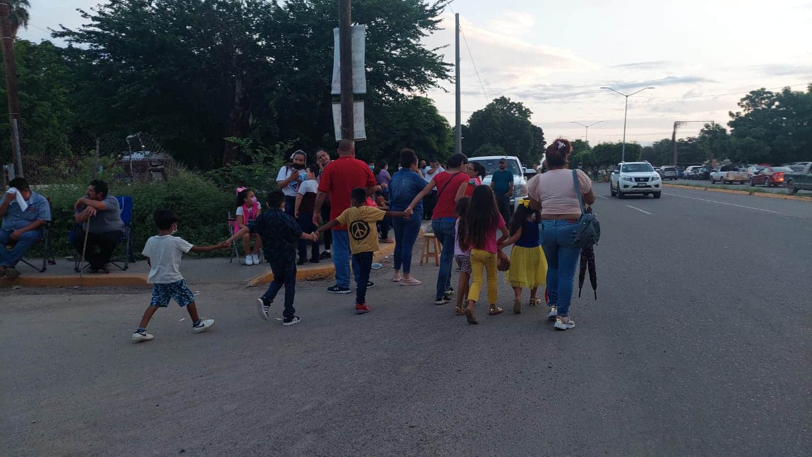 ¡No es justo! Pelean madres trasnochadoras espacio para la vacuna antiCOVID en Guasave
