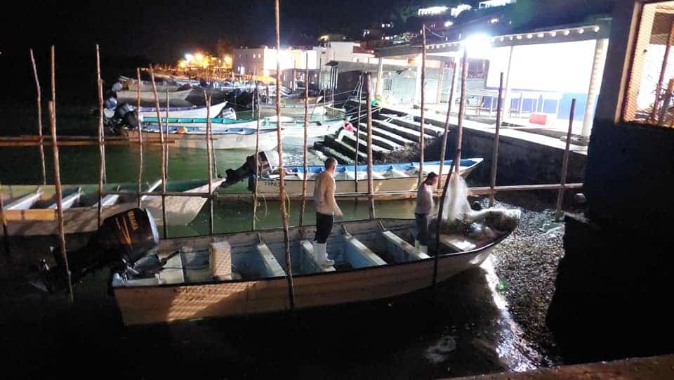 ¡Alistaron el lonche y zarparon! Iban felices a la captura de camarón en la bahía