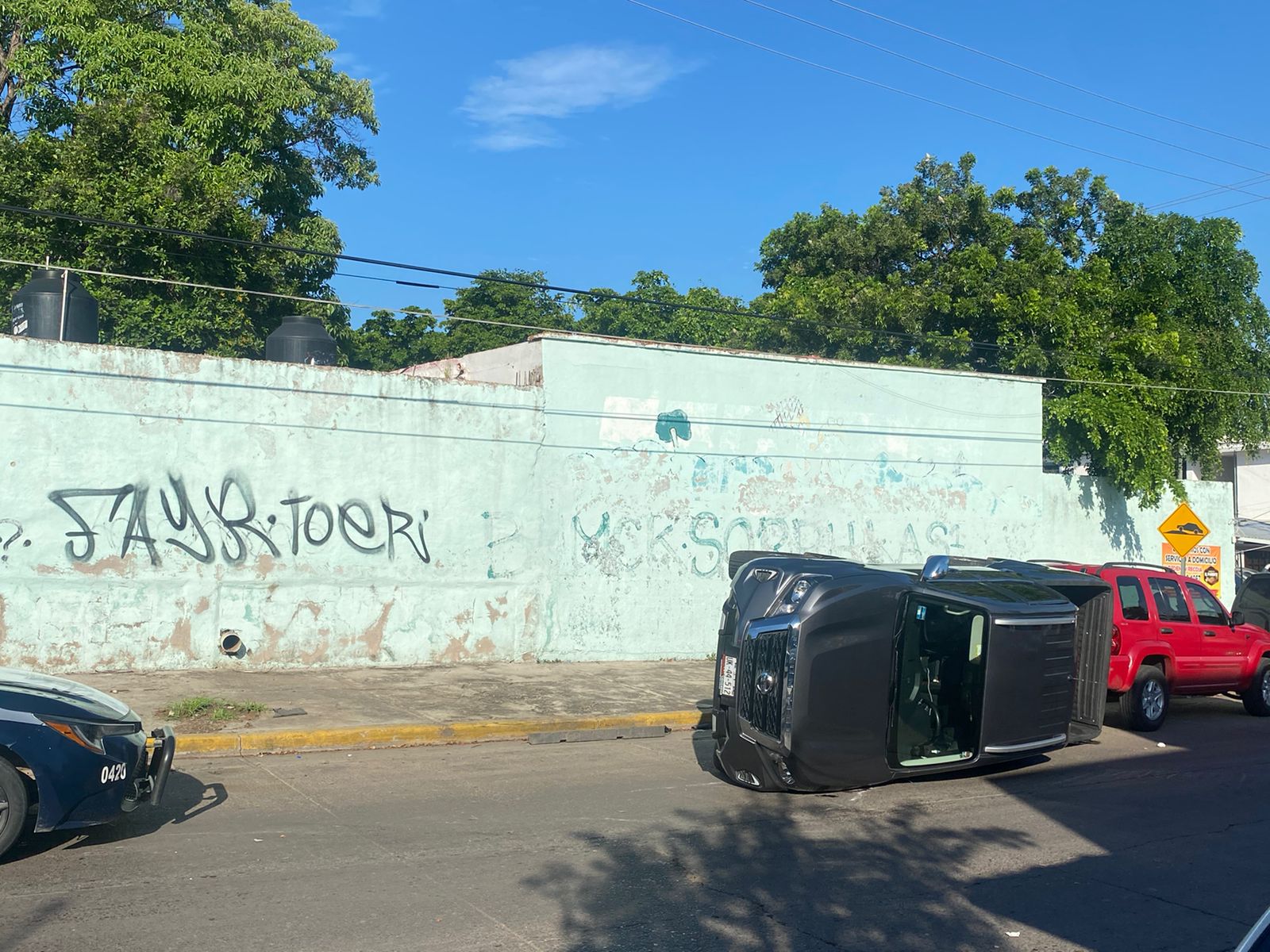 El Camry impactó a la Frontier: Choque deja camioneta volcada en Culiacán |  Línea Directa