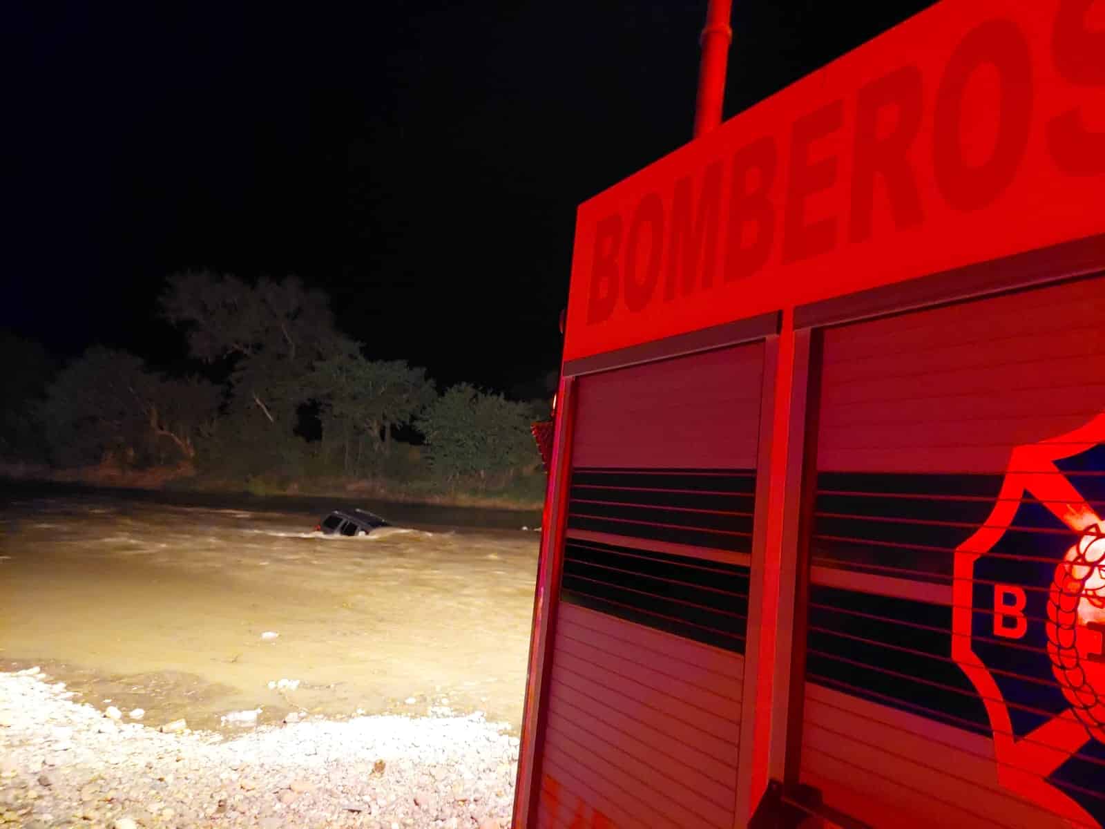 Arrastra el Río Sinaloa una Cherokee en Guasave; desaparecen dos primos y tres se salvan /Fotos Ararak Salomón