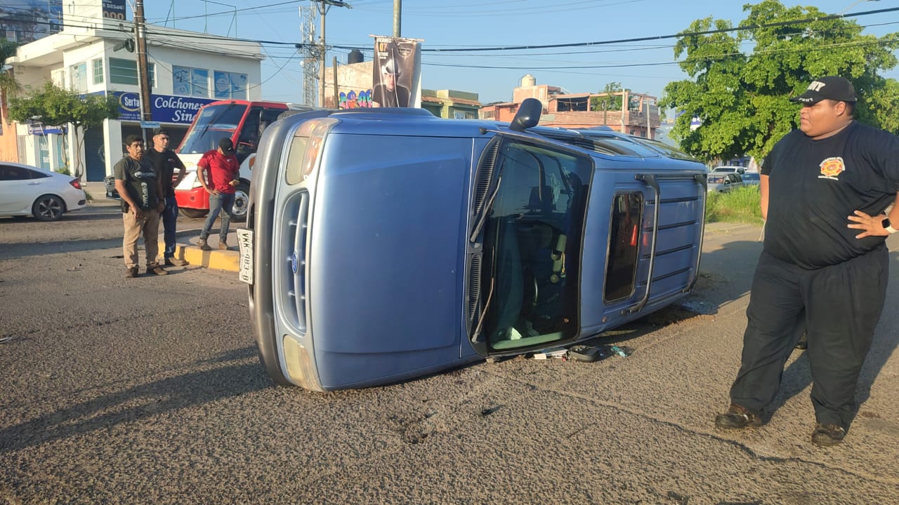 Accidente tipo volcadura en Mazatlán