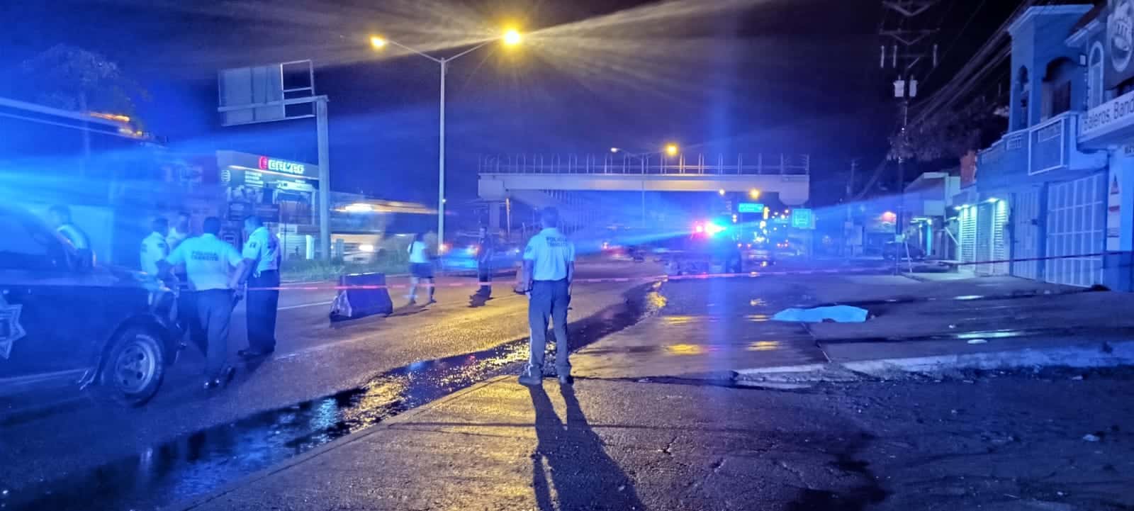 Peatones sortean suerte para cruzar frente a la colonia Rincón de Urías, de Mazatlán