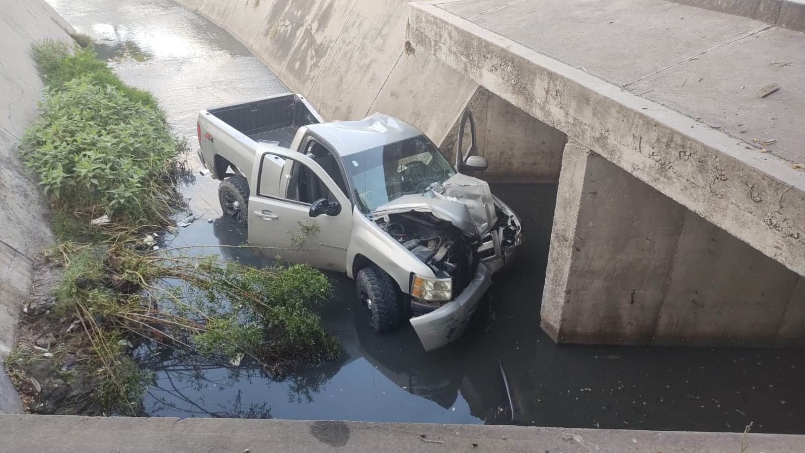 Mujer cae en camioneta a canal pluvial en Mazatlán / Rubén González