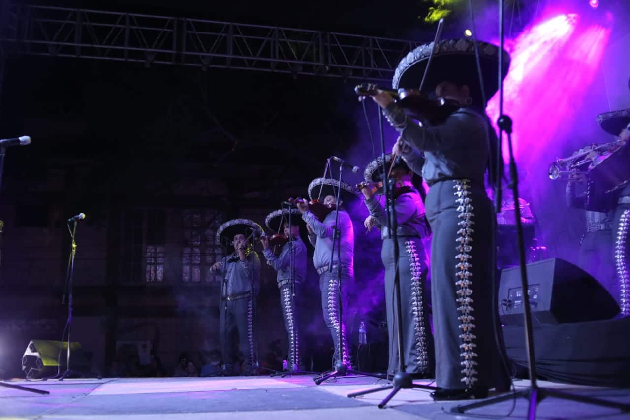 ¡Cantan a todo pulmón! Mariachi pone ambiente en la Plazuela 27 de Septiembre / Fotos Adrián González