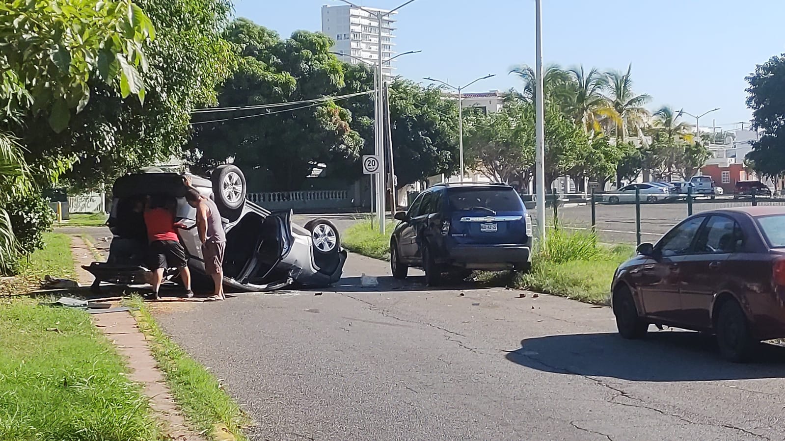 ¡Aparatoso accidente! Choca contra camioneta estacionada y termina volcado en Mazatlán /Fotos Rubén González