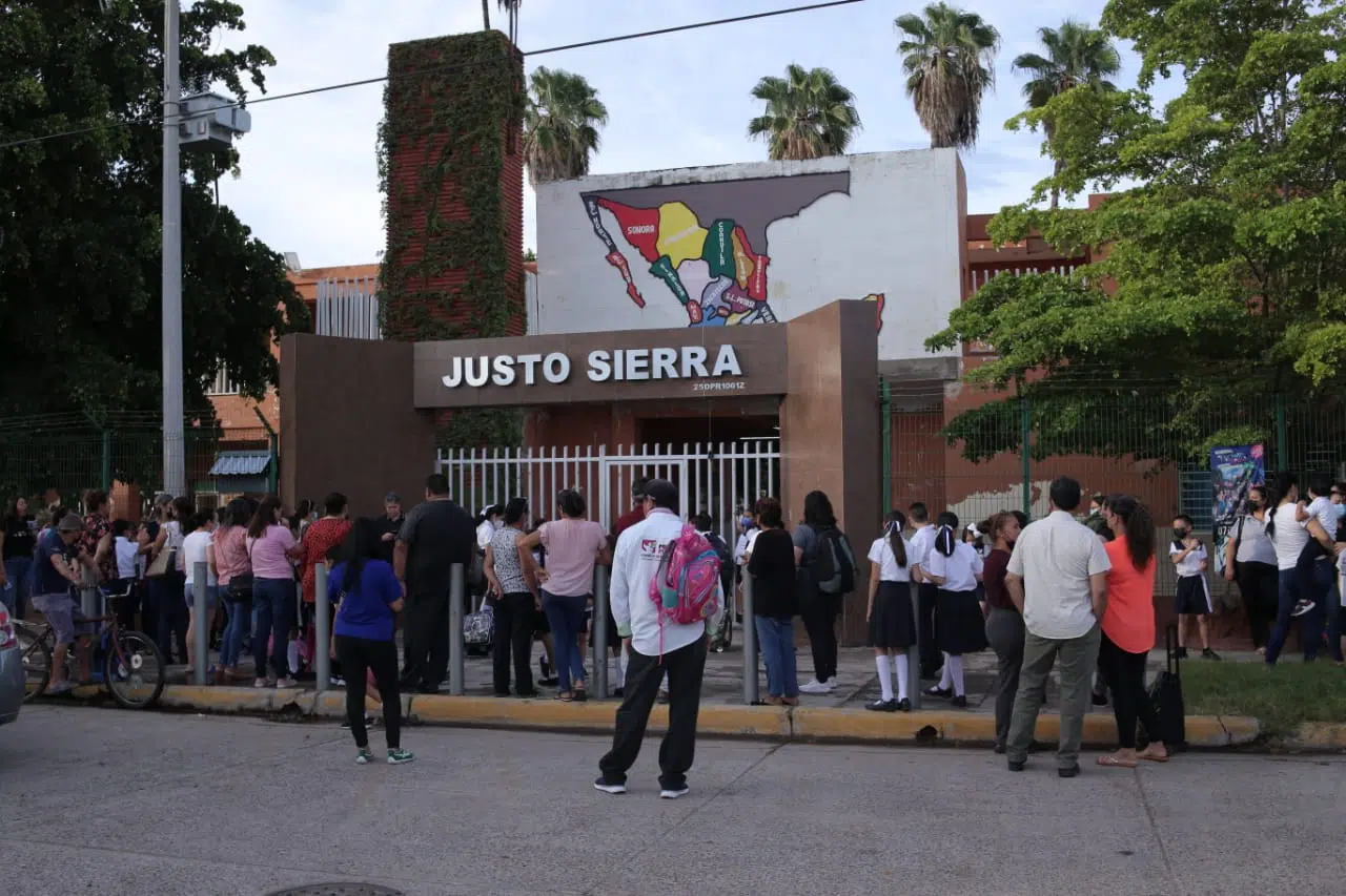 Manifestación en escuela Justo Sierra
