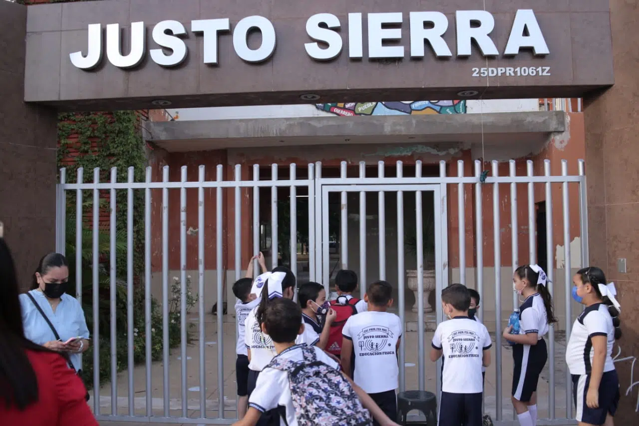 Manifestación primaria Justo Sierra, en Los Mochis