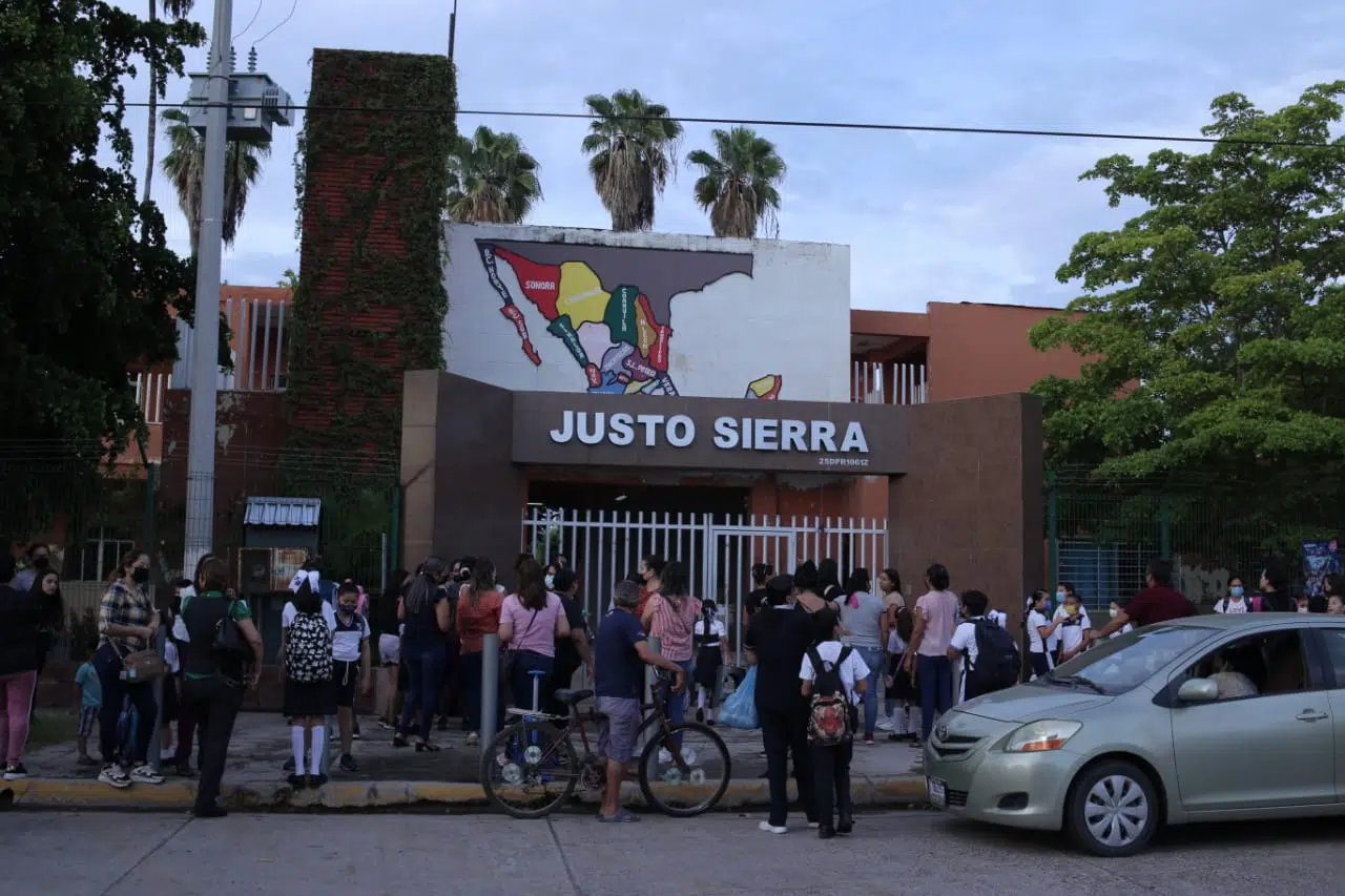 Manifestación primaria Justo Sierra, en Los Mochis