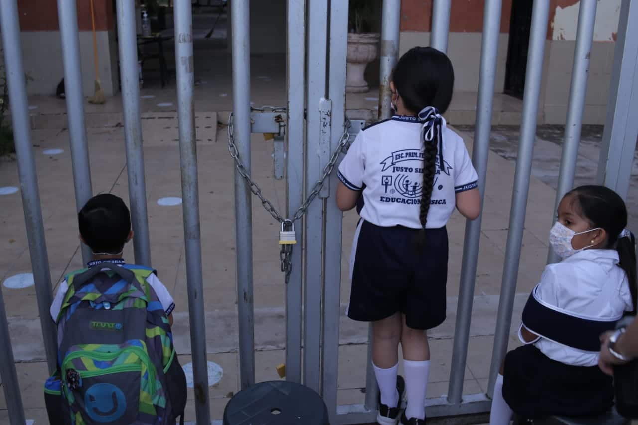 Manifestación primaria Justo Sierra en Los Mochis
