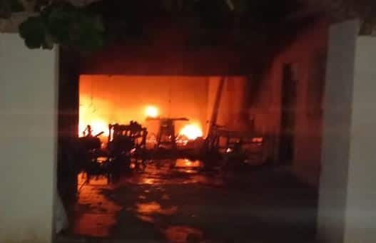 Incendio arrasa con una carpintería y una camioneta en Guasave