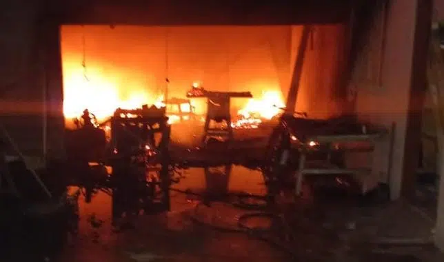Incendio arrasa con una carpintería y una camioneta en Guasave