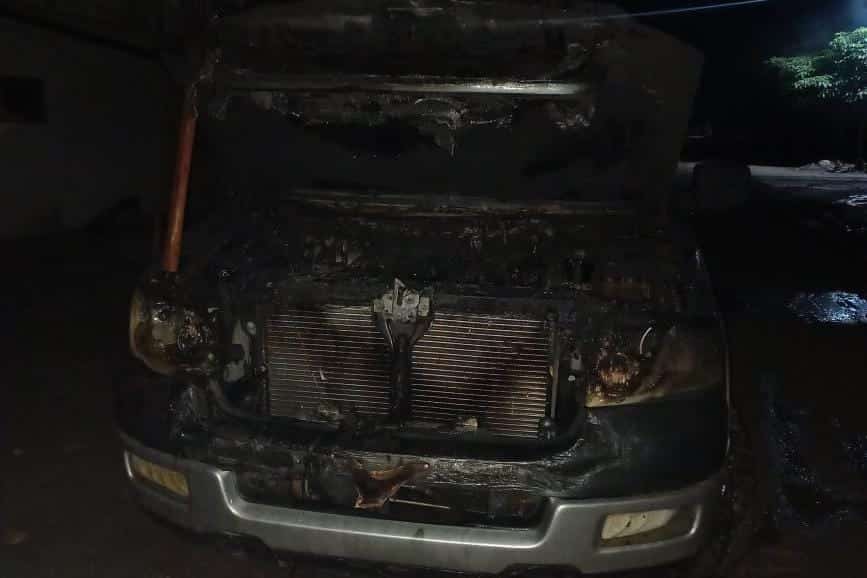 Incendio arrasa con una carpintería y una camioneta en Guasave