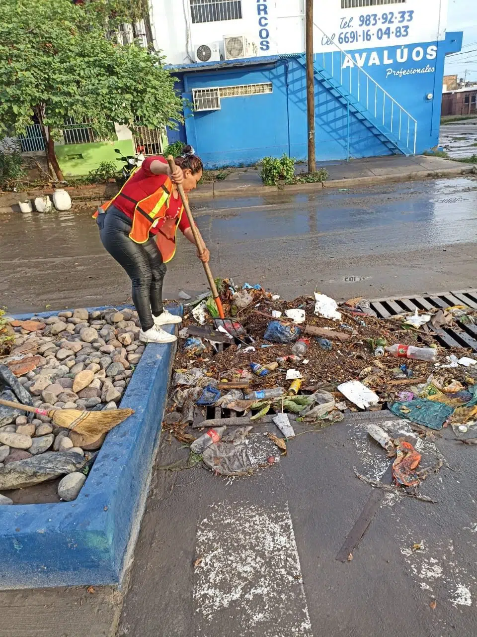 Para evitar taponamientos de alcantarillas, llama Ayuntamiento a no sacar basura durante las lluvias